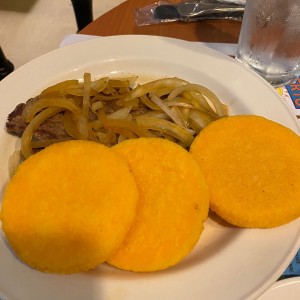 bistec de carne con tortillas de maiz