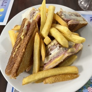 Emparedados /Sandwiches - Club Sandwich