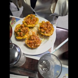 Patacones rellenos de camarones