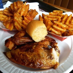 Pollo asado con papas fritas 