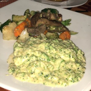 dorado en crema de brocoli con vegetales salteados