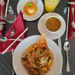 Pasta con Pollo y sopa de minestrone