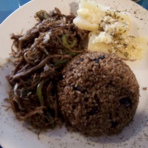 Vaca Frita con Morros y Cristianos y Yuca al mojo