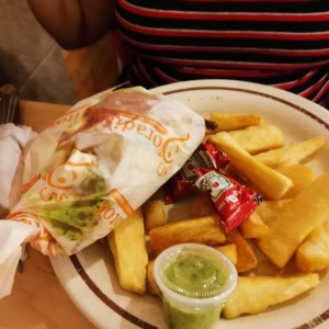 Emparedado de pollo con yuca