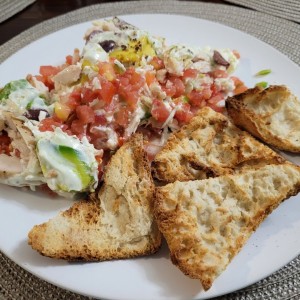Ensaladas - Salata Tost con pollo y aguacate