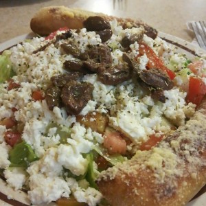 Ensalada griega con pan de la casa