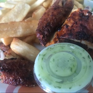 Combo Doraditos 1/4 pollo y yuca frita.