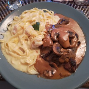 farfalle pasta con camarones y bistec de carne en salsa de hongos