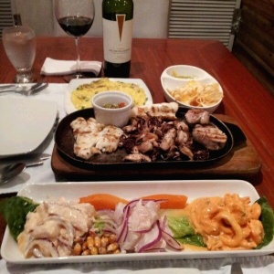 Trio de ceviches y parrillada de mariscos