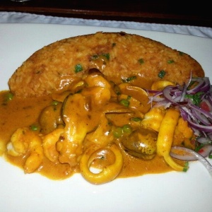 Tacu tacu con picante de mariscos