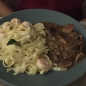 Pasta en salsa alfredo con langostinos y hongos