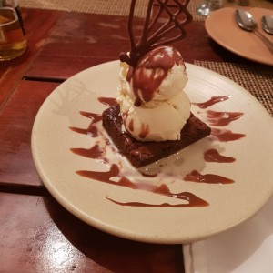 Brownie con helado