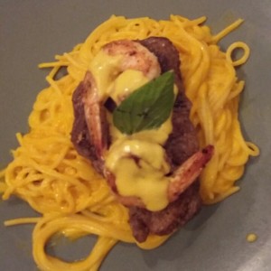 pasta a la huancaina con lomo