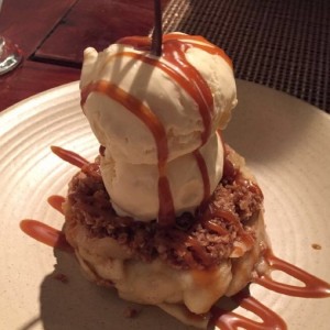 Crumble de manzana c/ helado de vainilla y caramelo