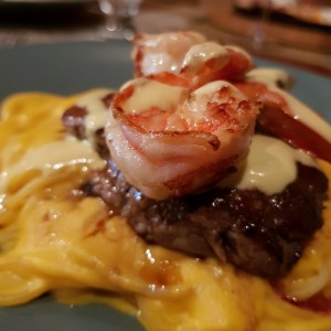 Spaguetti a la guancaina con filete de res y langostinos