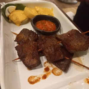 Anticucho con papas a la huancaina