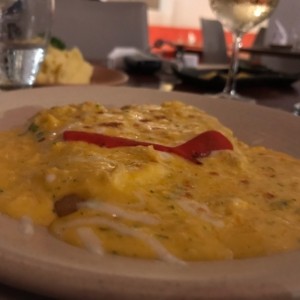 pescado grarinado en salsa de cangrejo