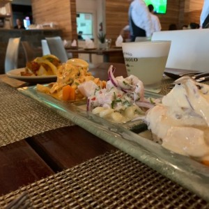 Trio de ceviches y pisco sour