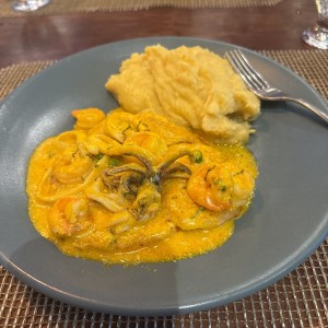 Pescado a lo macho con pure 