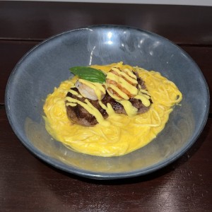 Pasta a la huancaina con lomito