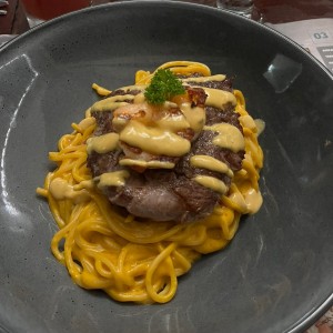 Spaguetti a la Huancaina con Lomo