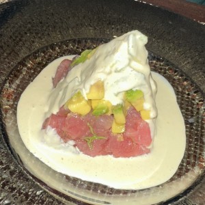 Tartar de atun en salsa de tahini 