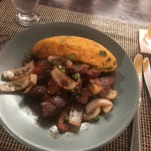 TACU TACU CON LOMO SALTADO