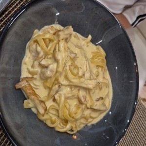 fettuchini de pollo en salsa blanca