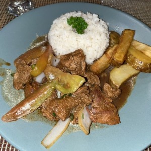 Platos Fuertes - Lomo Saltado