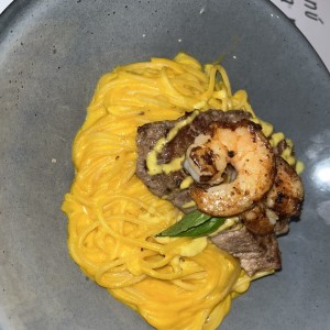 Spaghetti a la huancaina con lomo