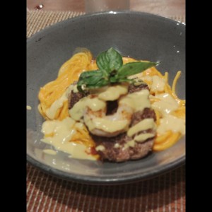 Pasta larga o lomo y langostino 