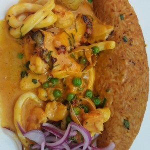 Tacu tacu con picante de mariscos