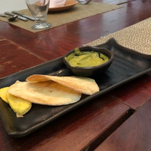 deliciosa entrada de yuca y tajaditas con salsa de culantro