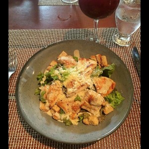ENSALADA CAESARS DE POLLO