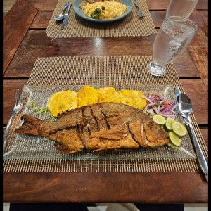 Pescado entero con patacones