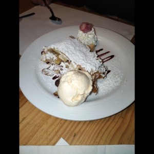 Postre de manzana y helado 
