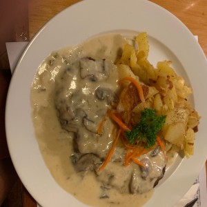 filete de cerdo apanado al cazador con papas salteadas