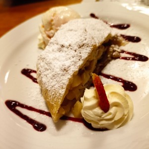 Apfelstrudel mit Vanilleiscreme und Schlag