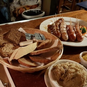 salchichas, panes y sauerkraut