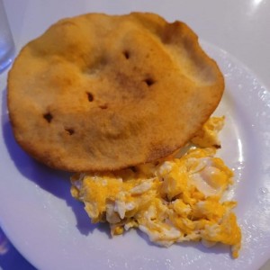 Hojaldre y Huevo Revuelto