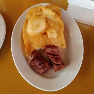 Hojaldre con Chorizos Fritos