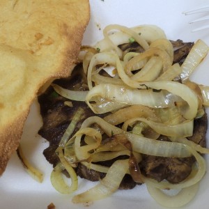 higado encebollado con hojaldre