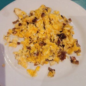 huevos revueltos con tocino