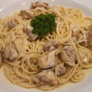 espagueti con pollo en salsa blanca