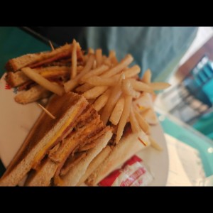 EMPAREDADOS & HAMBURGUESAS - Club Sandwich