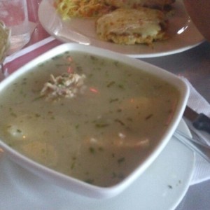 sopa de pollo con arroz y pancitos de bolitas