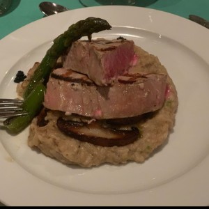 Atun sobre cama de arroz con berengenas