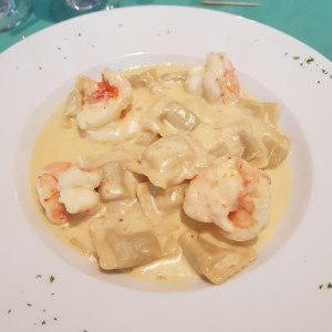 raviolis de ricota en salsa blanca con langostinos