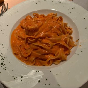 fettuccine con langostinos en salsa rosada