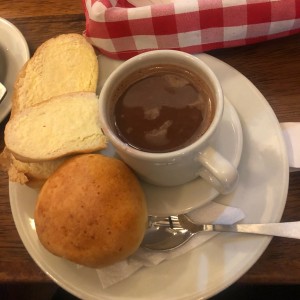 chocolate con almojabana
